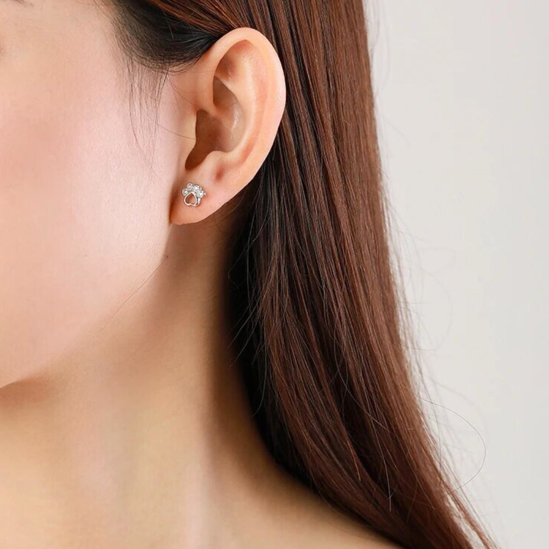 Eyrnalokkar úr sterlingssilfri með loppum – með glitrandi sirkonsteinum