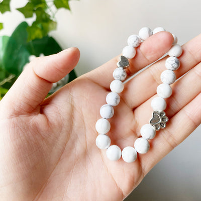 Armband úr náttúrusteini með loppu- og hjartahengiskrauti – Handunnið