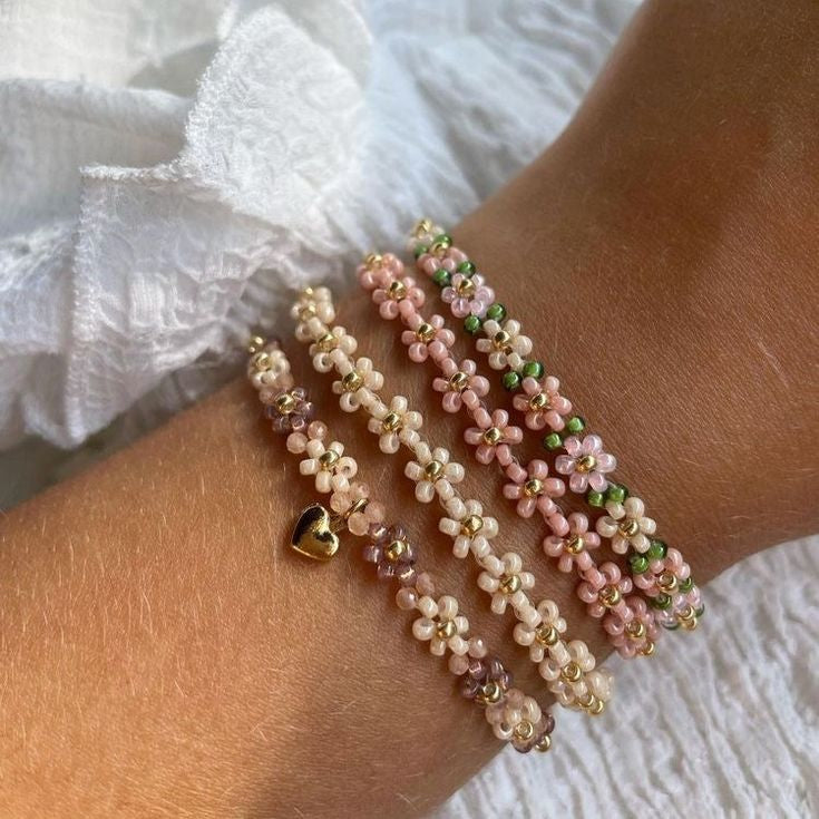 Vintage armbandspakki með hjarta og gullnum margarétum