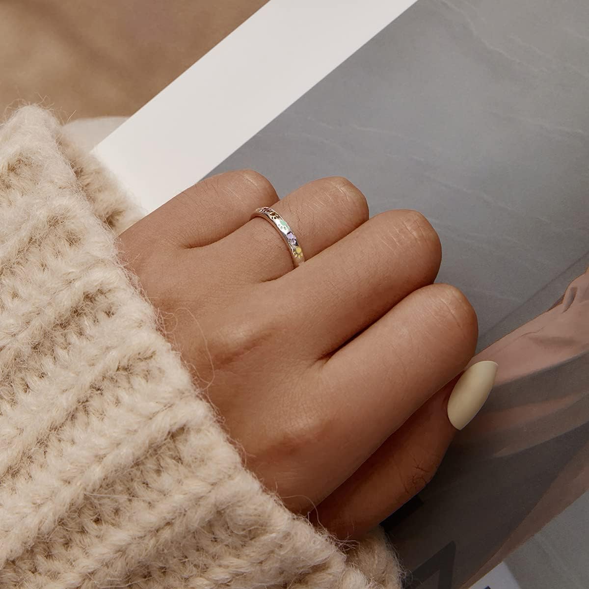 Hringur úr sterlingssilfri með loppuförum