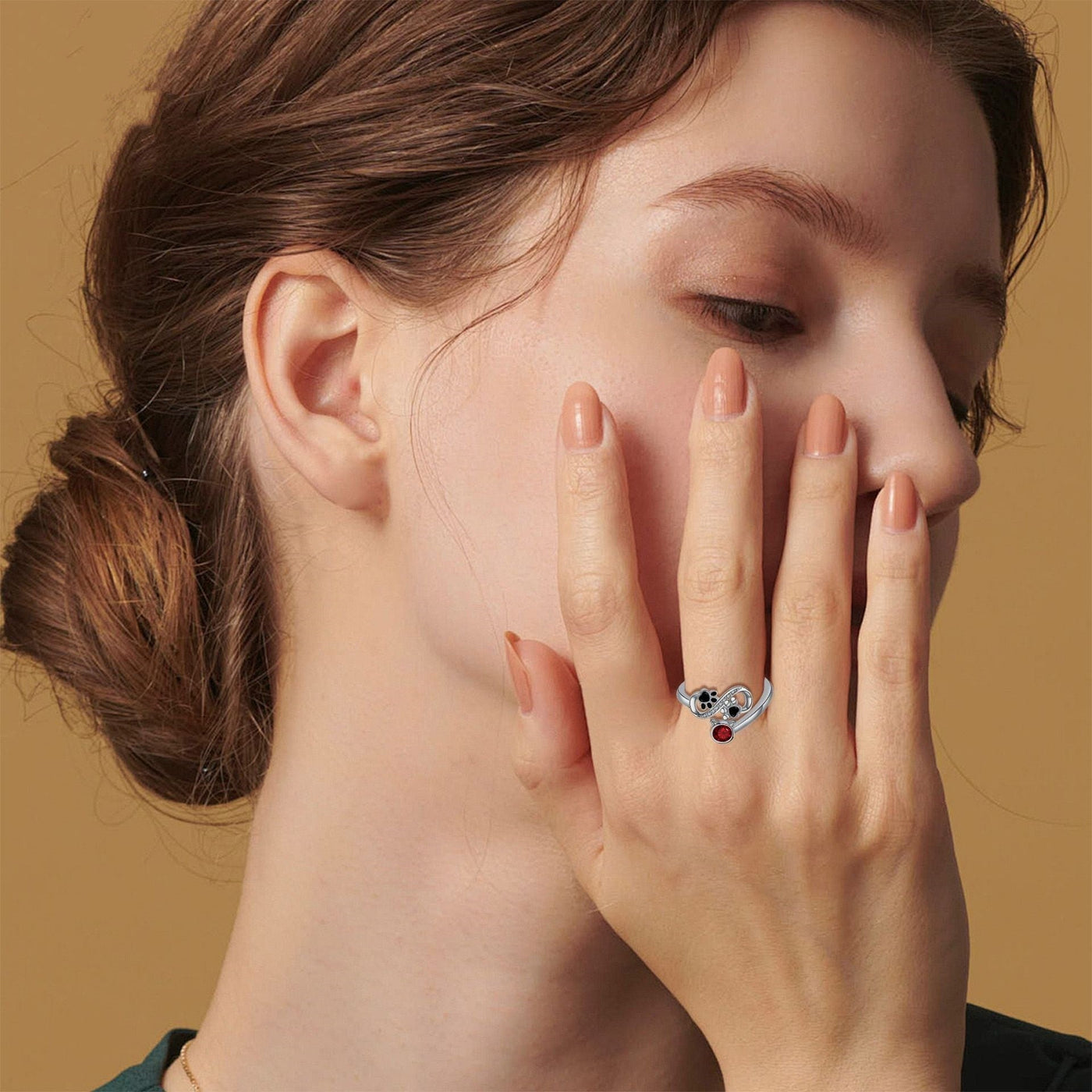 Stillanlegur hringur með svörtum loppamynstri og rauðum gimsteini