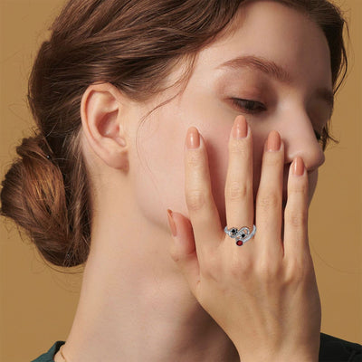 Stillanlegur hringur með svörtum loppamynstri og rauðum gimsteini