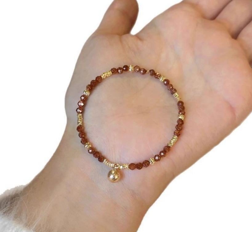 Armband úr rauðum granatperlum