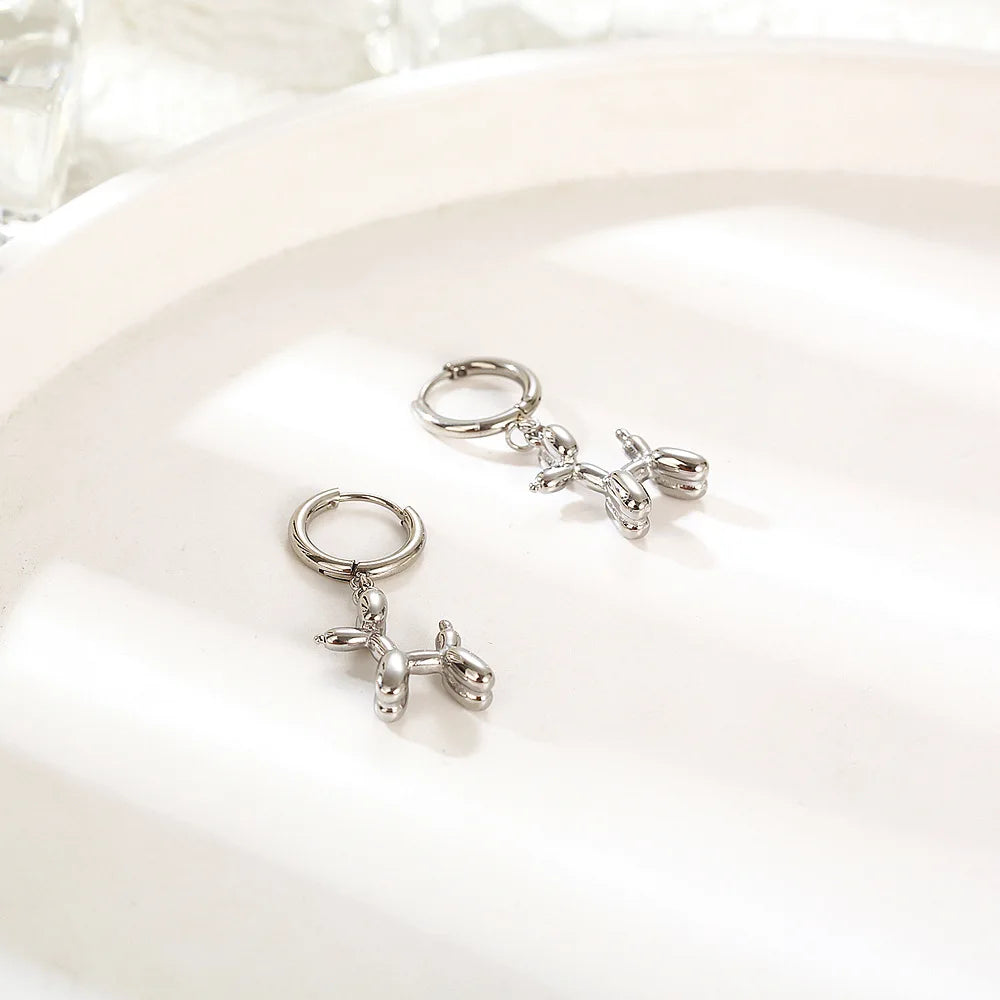 Gull Huggie eyrnalokkar með litlum hundablöðruhengi