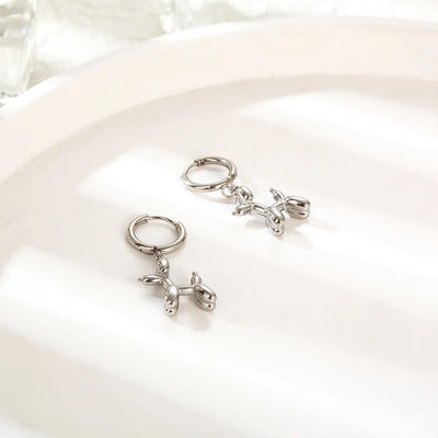 Gull Huggie eyrnalokkar með litlum hundablöðruhengi