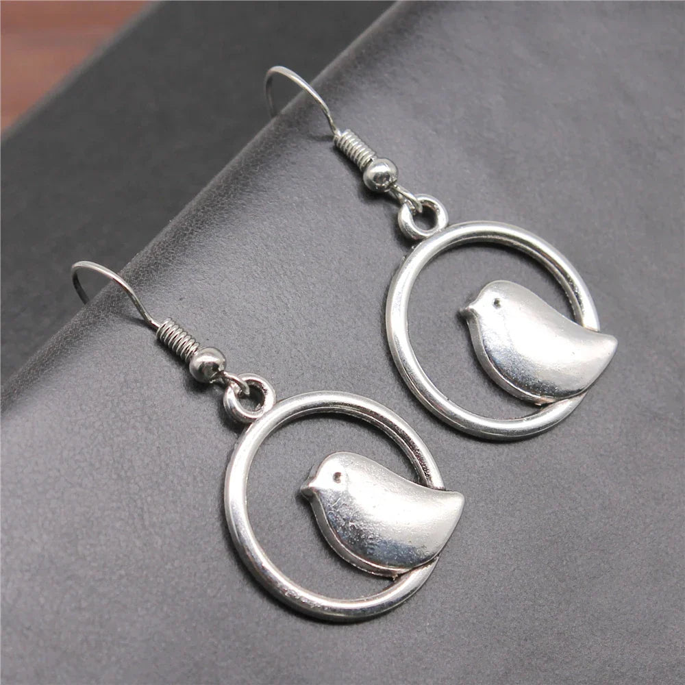 Eyrnalokkar með fuglasjarma – Handgerðir Boho skartgripir