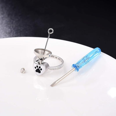 Hjartalaga urnhringur með loppaförum - Minningarskartgripir fyrir líkbrennsludýr